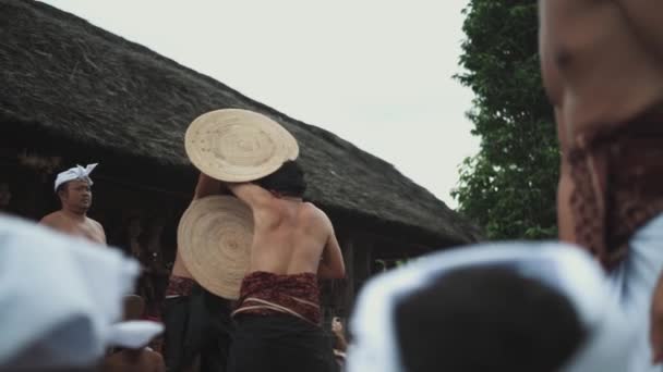 バリ島 インドネシア 2022年6月24日 ペラン パンダン メカレー 伝統的な戦争の戦いダンス儀式の儀式天安門村での伝統Karangasemスローモーション — ストック動画