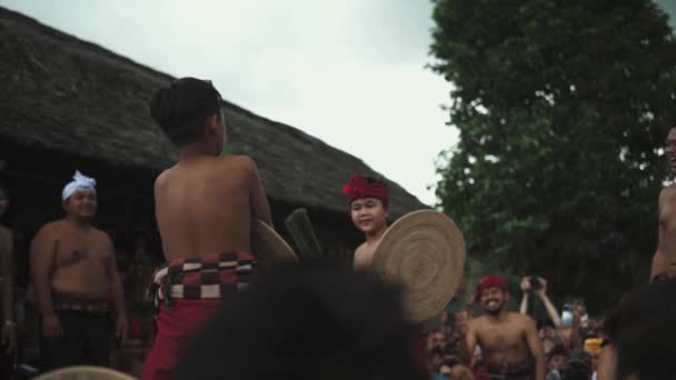 Bali Indonesia Junio 2022 Perang Pandan Mekare Kare Tradicional Lucha — Vídeos de Stock