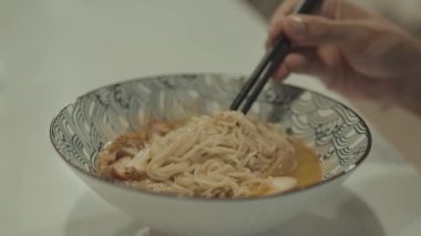 Japon Ramen Eriştesi Çorba Kasesi Yemek Çubuklarını Tavuk Yumurtası Çorbası ile Kapatın