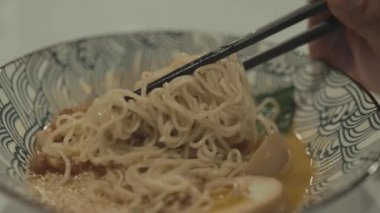 Japon Ramen Eriştesi Çorba Kasesi Yemek Çubuklarını Tavuk Yumurtası Çorbası ile Kapatın