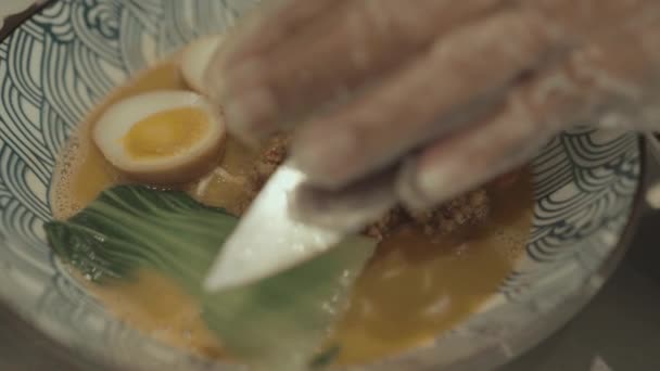 Κάνοντας Μαγειρική Ιαπωνικά Ramen Noodle Σούπα Μπολ Στην Κουζίνα Ζωμό — Αρχείο Βίντεο