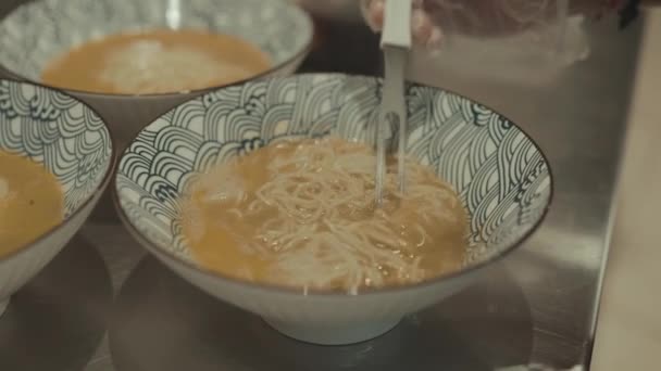 Kochen Japanische Ramen Nudelsuppe Schüssel Der Küche Mit Brühe Huhn — Stockvideo