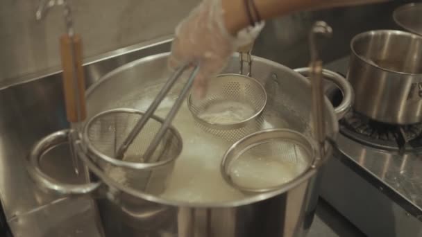 Dokonywanie Gotowania Japońskiej Zupy Makaronem Ramen Kuchni Bulionem Kurczak Jaja — Wideo stockowe