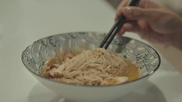 Japon Ramen Eriştesi Çorba Kasesi Yemek Çubuklarını Tavuk Yumurtası Çorbası — Stok video