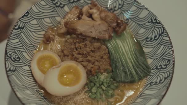 Close Japanische Ramen Nudeln Suppenschüssel Essstäbchen Mit Topping Hühnereibrühe — Stockvideo