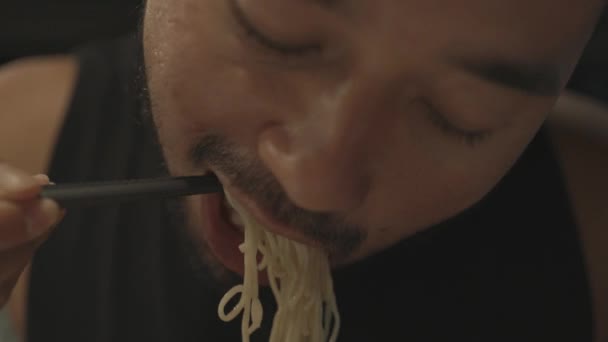 Asijský Člověk Jíst Japonský Ramen Nudle Polévka Mísa Pomocí Hůlky — Stock video