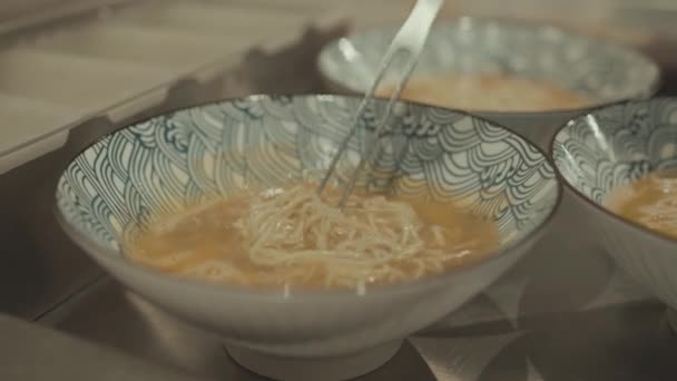 Κάνοντας Μαγειρική Ιαπωνικά Ramen Noodle Σούπα Μπολ Στην Κουζίνα Ζωμό — Αρχείο Βίντεο