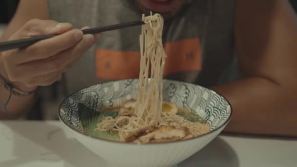 Ασιάτης Τρώει Ιαπωνικά Ramen Noodles Σούπα Μπολ Χρησιμοποιώντας Chopsticks Αργή — Αρχείο Βίντεο