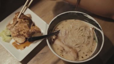 Japon Ramen Eriştesi Çorba Kasesi Yemek Çubuklarını Tavuk Yumurtası Çorbası ile Kapatın