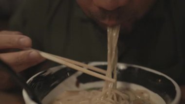 Asyalı Adam Japon Ramen Eriştesi Çorbası Yerken Çubukları Yavaş Hareket Ediyor