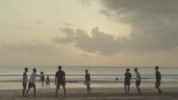 印度尼西亚巴厘 Circa 2022 青年男子在海滩打排球 — 图库视频影像