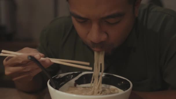 Ασιάτης Τρώει Ιαπωνικά Ramen Noodles Σούπα Μπολ Χρησιμοποιώντας Chopsticks Αργή — Αρχείο Βίντεο