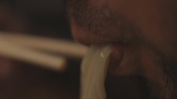 Asian Man Eating Japanese Ramen Noodles Soup Bowl Using Chopsticks — Vídeo de Stock