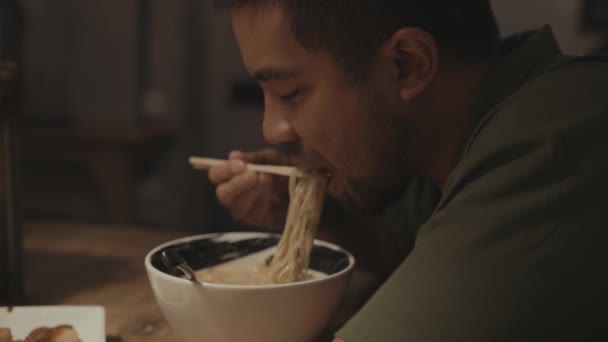 Asian Man Eating Japanese Ramen Noodles Soup Bowl Using Chopsticks — Vídeo de stock