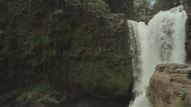 Bali, Endonezya - Yavaş Hareket Tegenungan Şelalesi