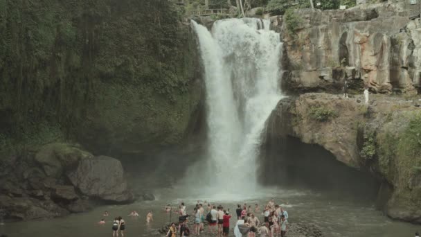 Bali Indonesia Slow Motion Crowd Tegenungan Waterfall People Swimming Soaking — Stockvideo