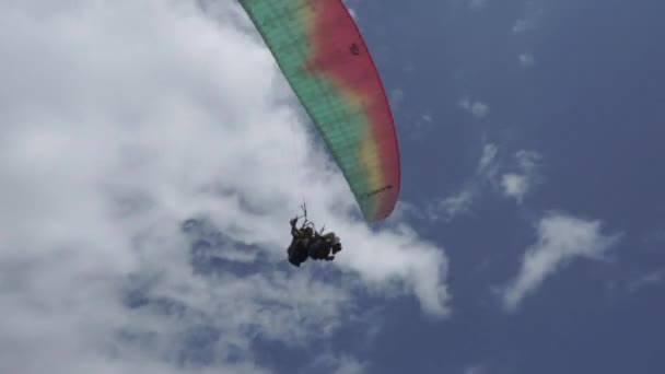 Paragliding Rekreační Soutěžní Dobrodružství Sport Létajících Paraglidistů Vršku Kopce Punčáku — Stock video