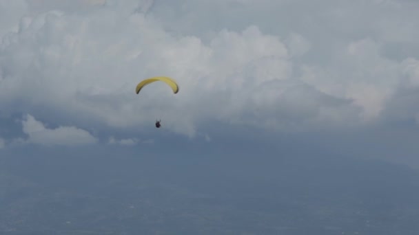 Paragliding Rekreační Soutěžní Dobrodružství Sport Létajících Paraglidistů Vršku Kopce Punčáku — Stock video