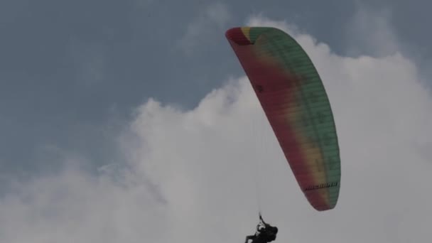 Paragliding Recreational Competitive Adventure Sport Flying Paragliders Hilltop Puncak Cisarua — Vídeo de Stock