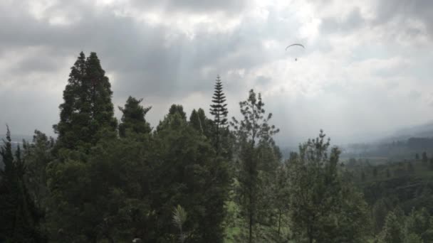 Paragliding Recreational Conpetitive Adventure Sport Flying Paragliders Hilltop Puncak Cisarua — стоковое видео