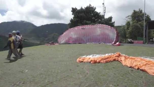 Parapente Recreativo Competitivo Aventura Esporte Parapentes Voadores Hilltop Puncak Cisarua — Vídeo de Stock