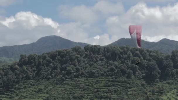 Paragliding Recreational Competitive Adventure Sport Flying Paragliders Hilltop Puncak Cisarua — Vídeo de stock