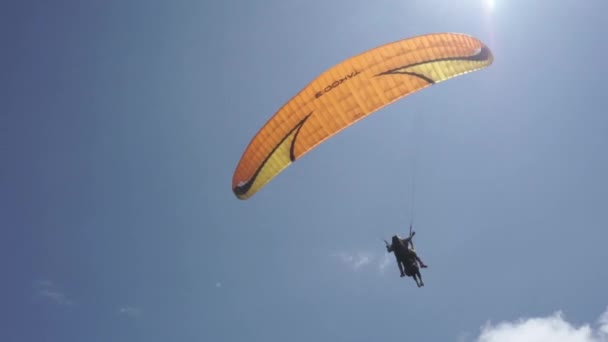 Paragliding ฬาผจญภ ยการแข นทนาการของ Paragliders นจากยอดเขาใน Puncak Cisarua Bogor นโดน — วีดีโอสต็อก