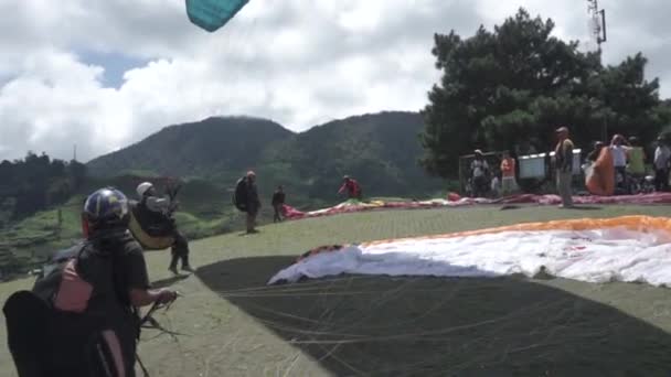 Paragliding Recreational Competitive Adventure Sport Flying Paragliders Hilltop Puncak Cisarua — Video Stock