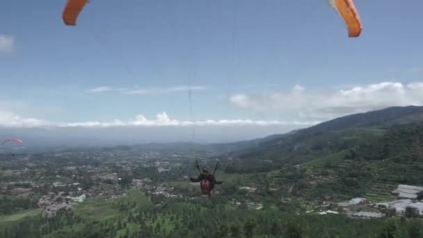 Paragliding Recreational Competitive Adventure Sport Flying Paragliders Hilltop Puncak Cisarua — Stock video