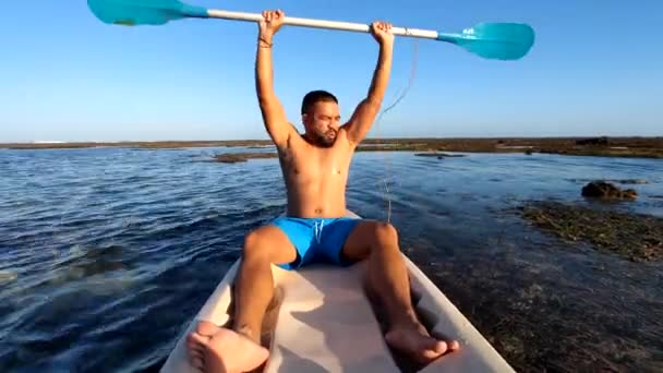 Indonesian Man Canoeing Canoe Gunung Payung Beach Bali Indonesia — Stok video