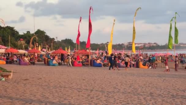 Bali Indonesia Julio 2022 Multitud Personas Vacaciones Beach Post Covid — Vídeos de Stock