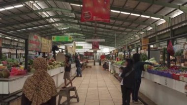 Bandung, Endonezya - CIRCA 2022: Temiz Modern Geleneksel Islak Pazarda İnsanlar Etkinlik