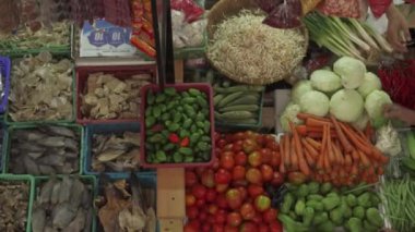 Bandung, Endonezya 'daki Temiz Modern Islak Markette Yeşil Sebzeler, Kırmızı Biber