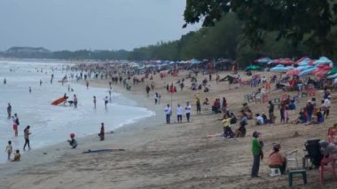 Bali, Endonezya - 12 Temmuz 2022: KOVID-19 Pandemik Plajı 'nda Halk Tatili