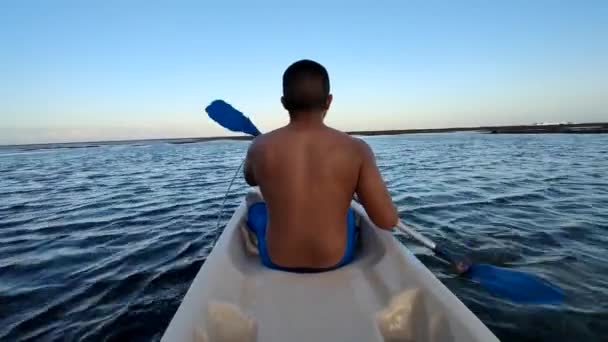 Indonesian Man Canoeing Canoe Gunung Payung Beach Bali Indonesia — Stok video