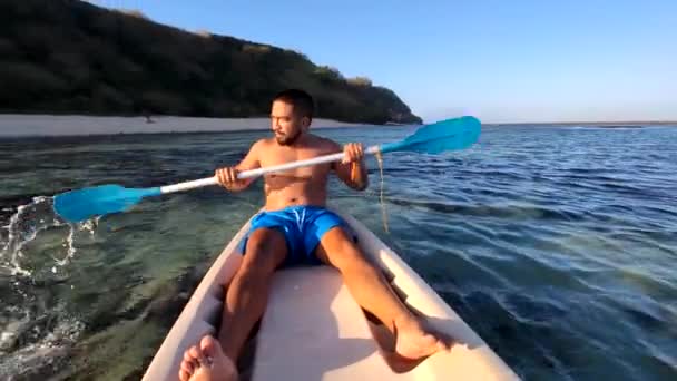 Homem Indonésio Canoa Gunung Payung Beach Bali Indonésia — Vídeo de Stock