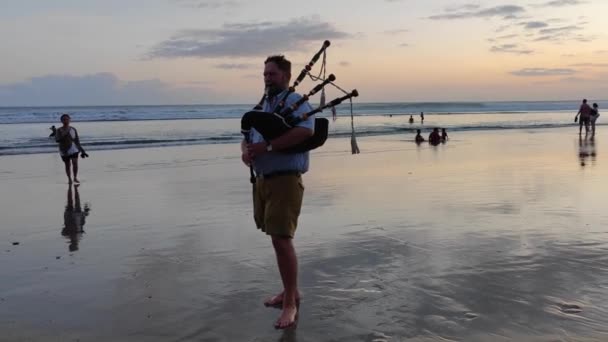 Бали Индонезия Circa 2022 Scottish Man Perform Playing Bagpipes Music — стоковое видео