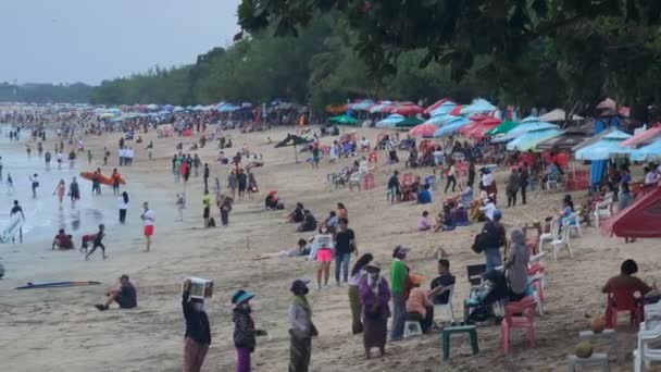 Bali Indonezja Lipiec 2022 Tłum Ludzi Świętujących Plaży Post Covid — Wideo stockowe