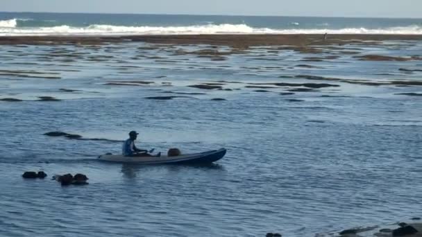 Bali Indonesia Circa 2022 Indonesian Man Canoeing Canoe Gunung Payung — Αρχείο Βίντεο