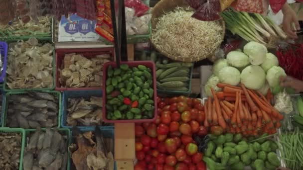 Close Zelená Zelenina Red Chilli Čistém Moderním Tradičním Mokrém Trhu — Stock video