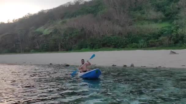 Indonesian Man Kanovaren Kano Gunung Payung Beach Bali Indonesië — Stockvideo