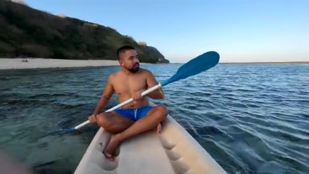 Indonesian Man Canoeing Canoe Gunung Payung Beach Bali Indonesia — Stock Video