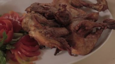 Restoranda Geleneksel Endonezya Yemekleri ve İçecekleri - Bandung, Batı Java, Endonezya - Kızarmış Tavuk, Satay, Sambal, Sebze
