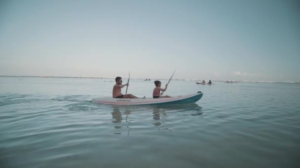 Indonesian Man Canoeing Paddling Canoe Gunung Payung Beach Bali Indonesia — Αρχείο Βίντεο