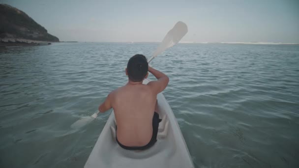 Indonesian Man Canoeing Paddling Canoe Gunung Payung Beach Bali Indonesia — Stockvideo