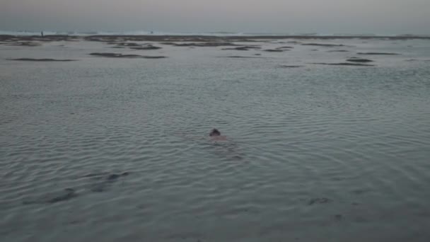 Indonesian Man Canoeing Paddling Canoe Gunung Payung Beach Bali Indonesia — 图库视频影像