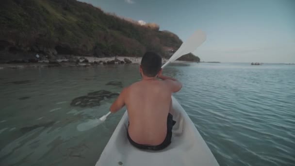 Indonéský Muž Kanoistika Pádlování Kanoe Gunung Payung Beach Bali Indonésie — Stock video