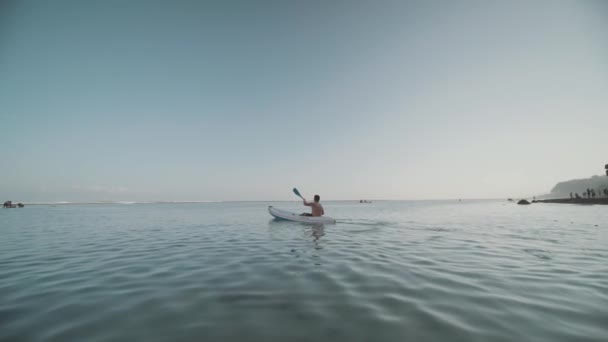 Homem Indonésio Canoa Remo Gunung Payung Beach Bali Indonésia Câmera — Vídeo de Stock