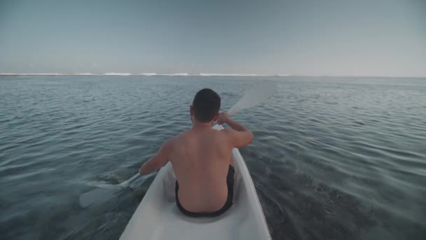 Indonesian Man Canoeing Paddling Canoe Gunung Payung Beach Bali Indonesia — Stok video