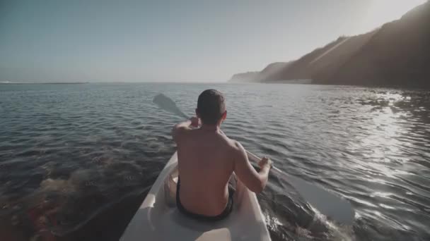 Indonesian Man Canoeing Paddling Canoe Gunung Payung Beach Bali Indonesia — Stockvideo